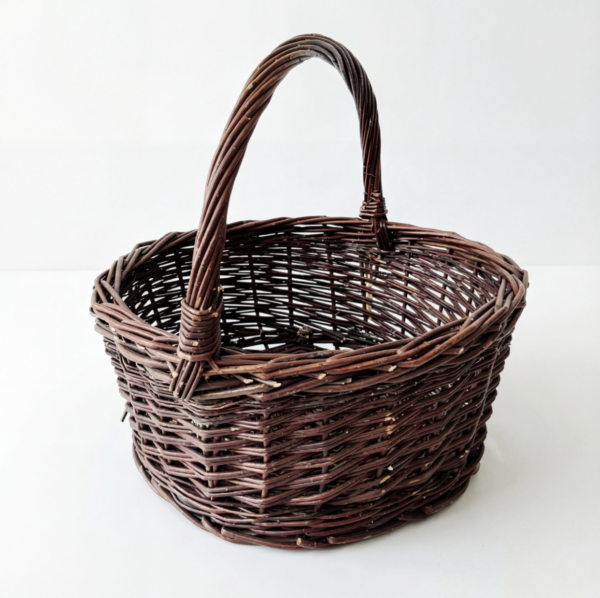 mørkebrun-kurv-hank-nr3 Kurv med hank i barkpil – håndflettet Ø43 cm